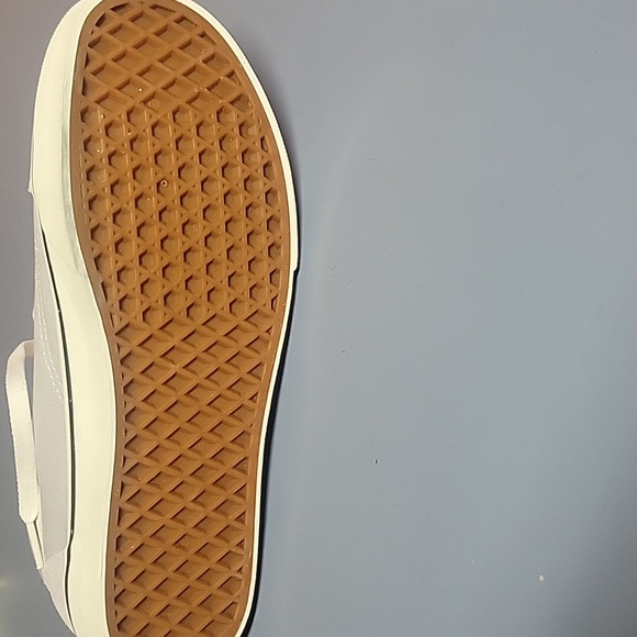 NWOT gray Unisex old skool Vans skater sneaker. These are gray with suede toe. - Picture 5 of 8